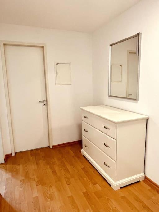 Gemuetliche Mit Balkon In * Schoenefeld