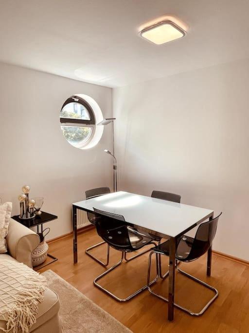 Gemuetliche Mit Balkon In Schoenefeld